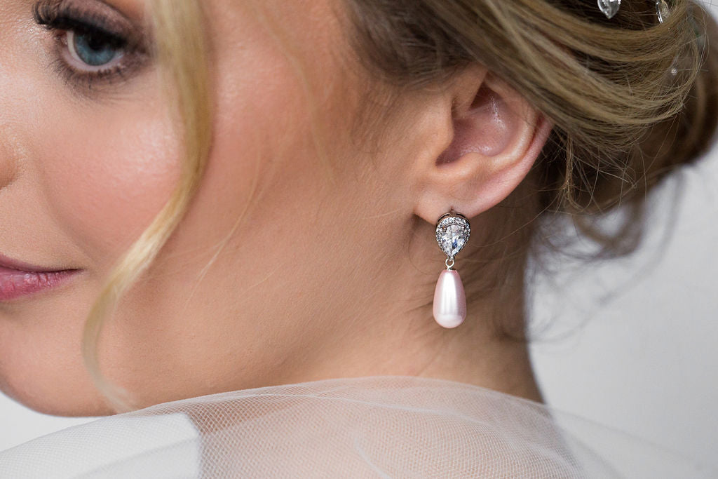 Pearls in Wedding Day Looks Make a Comeback With a Modern Touch