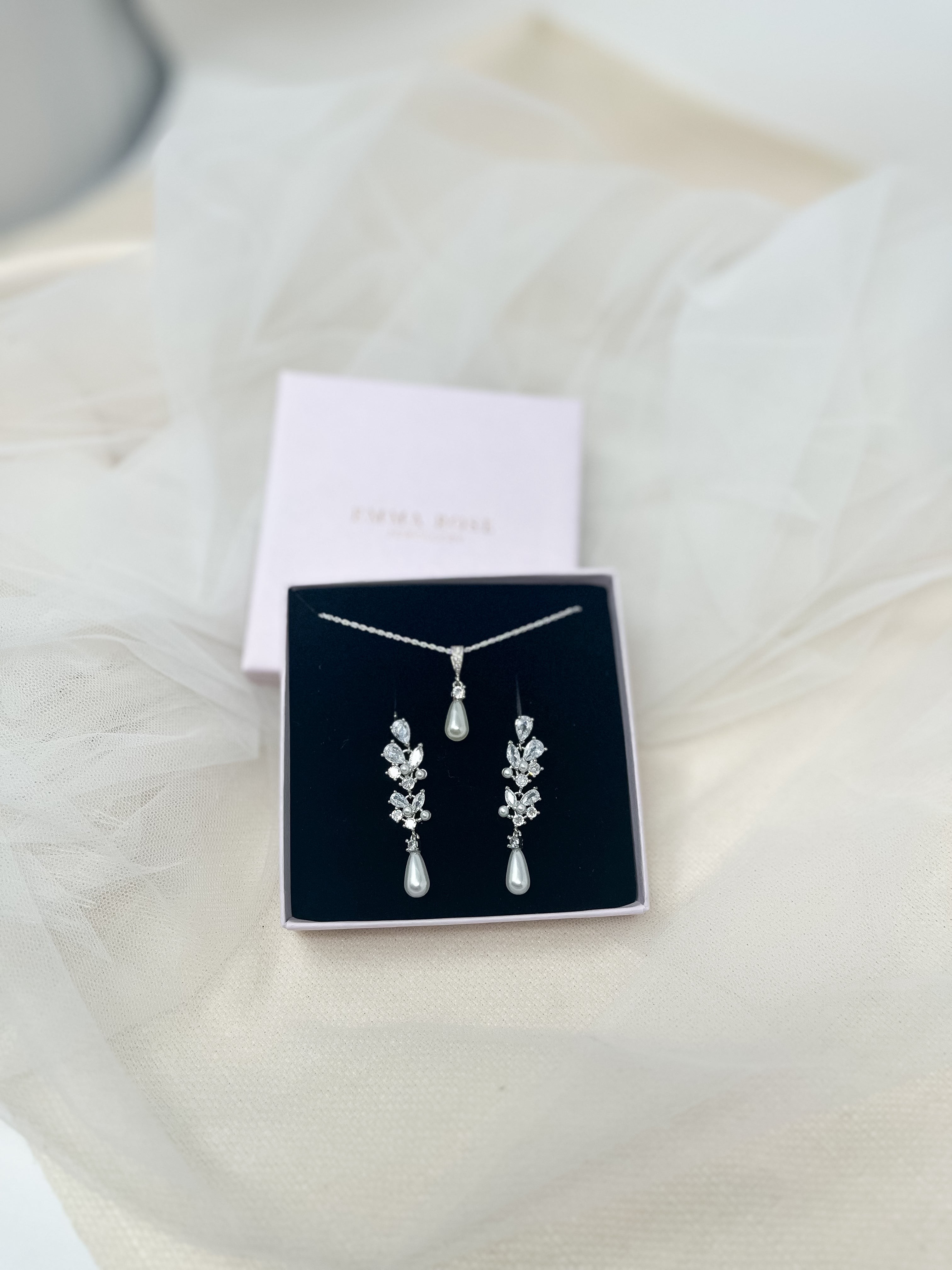 Intricate Pearl Drop Bridal Jewellery Set