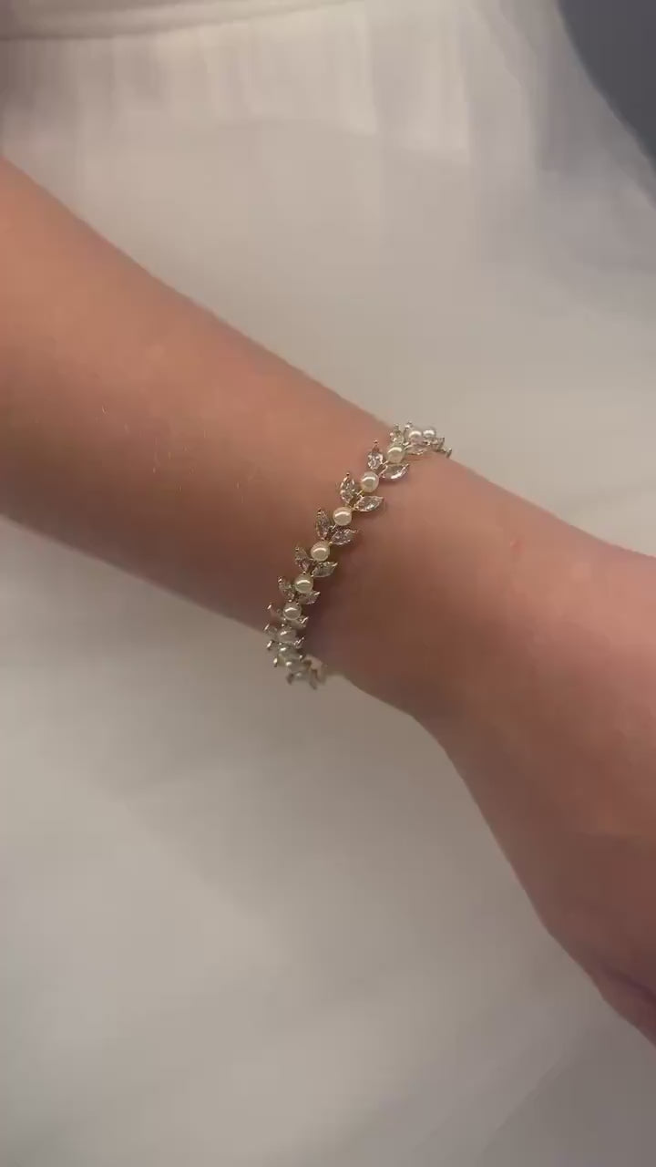Pearl and Crystal Bridal Bracelet - Wedding Bracelet - Bride Jewellery - Gift - Bridesmaids - Bridal Jewellery