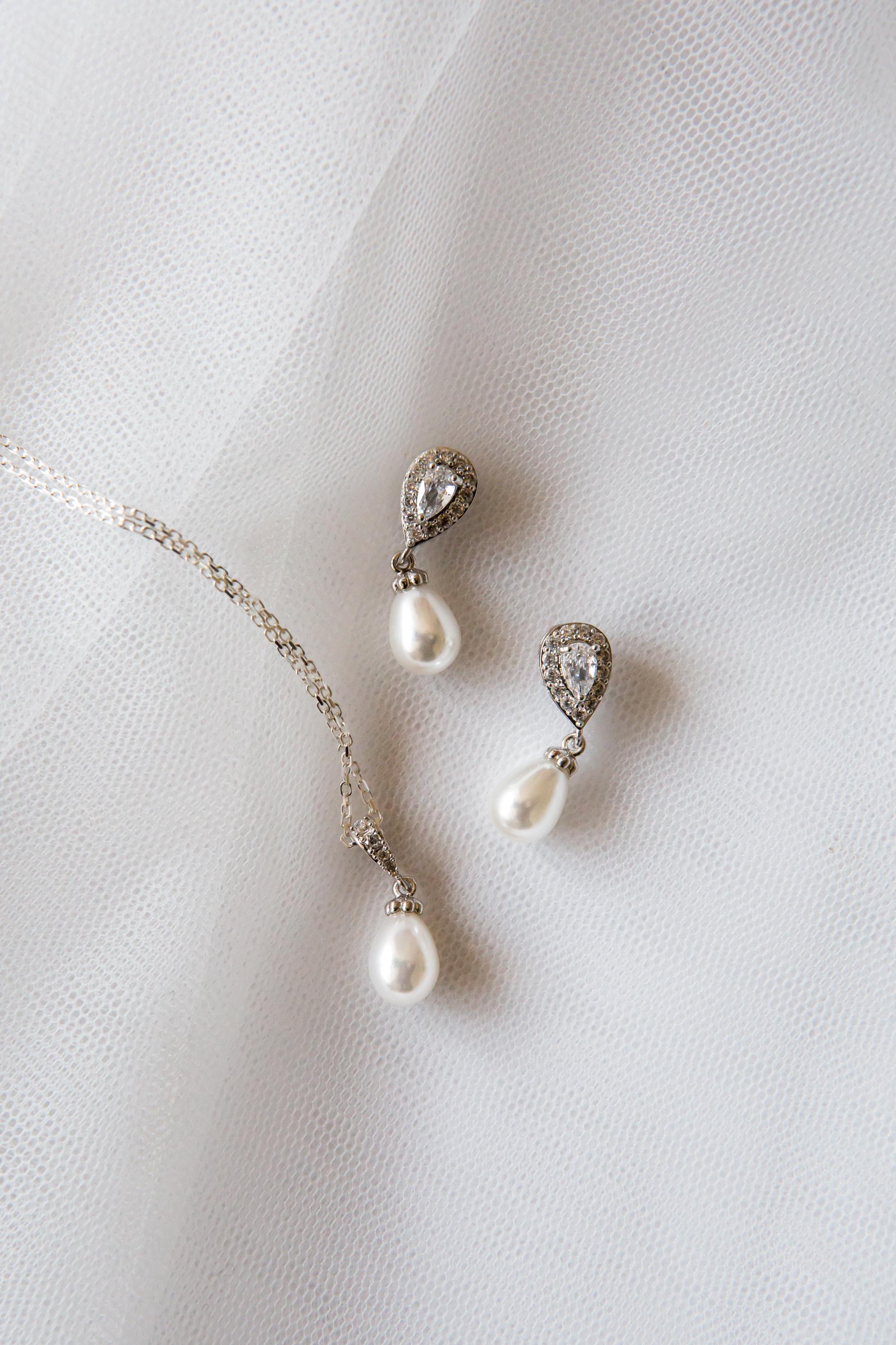 minamalist pearl teardrop bridal earrings and necklace set 